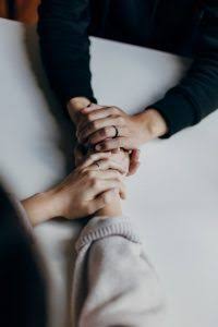 Manos entrelazadas. Empatía. Cuidados paliativos
